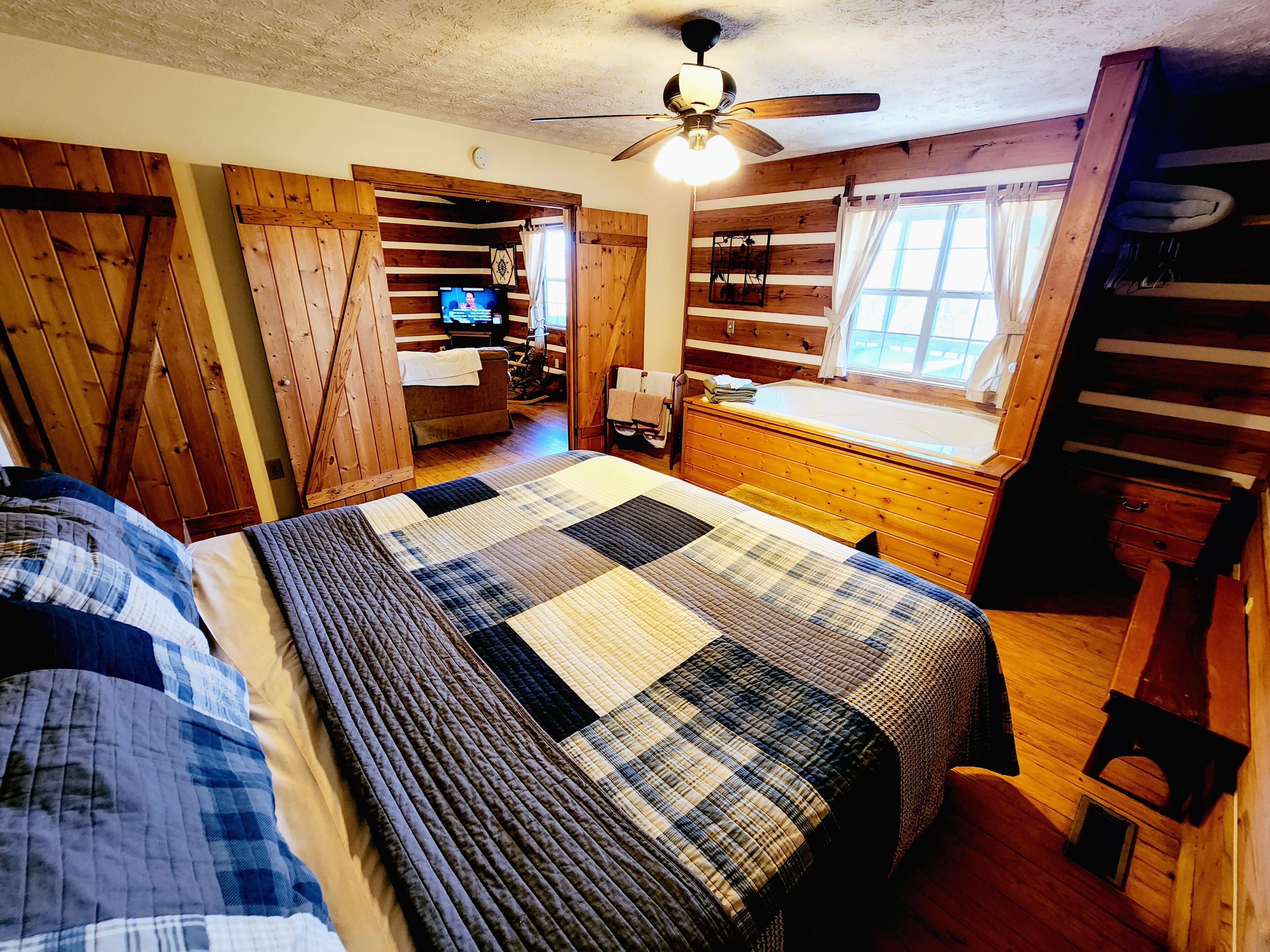 Private & Clean w Mtn Views & a Brand New Hot Tub!