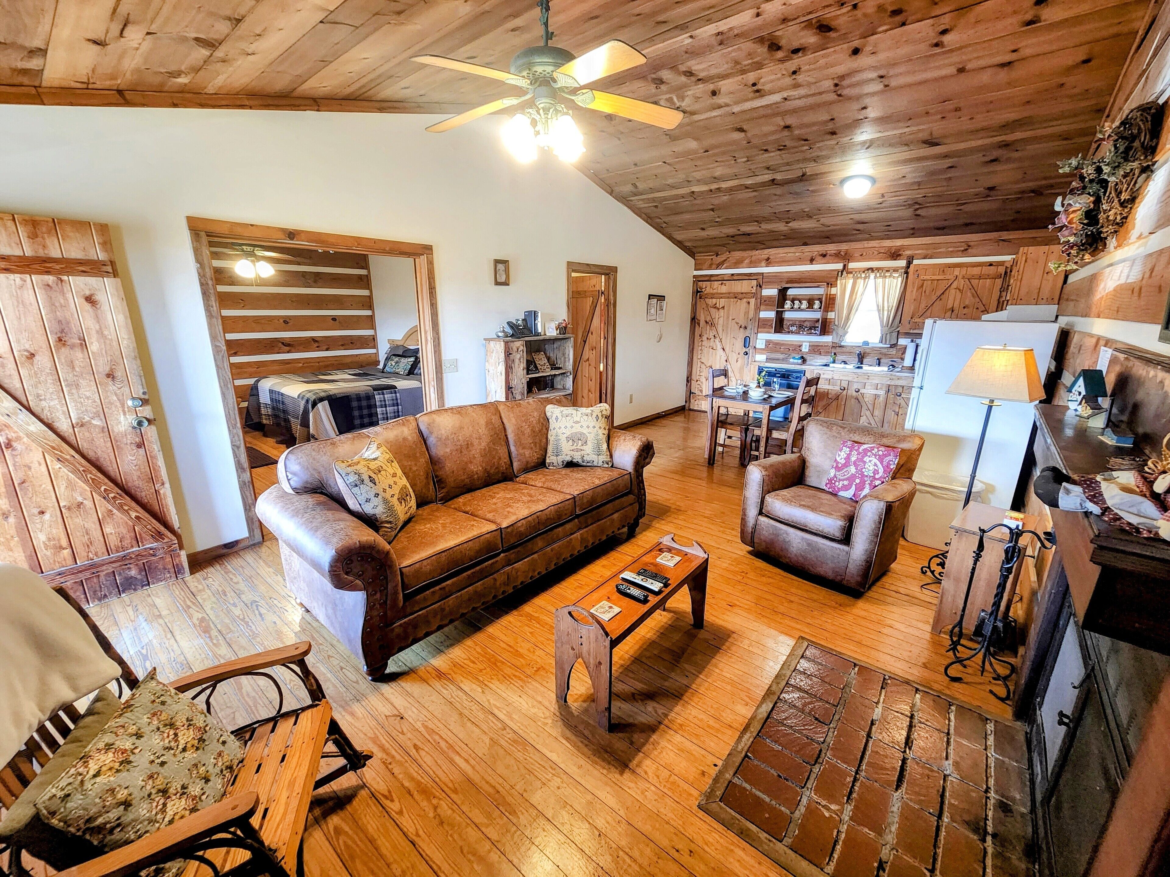 Private & Clean w Mtn Views & a Brand New Hot Tub!