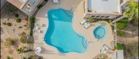 Piscina a l'aire lliure i piscina climatitzada