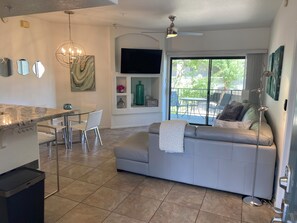 Smart TV, books - First Floor Walkup from car to front door with Great Mountain Views (Fountain Hills)