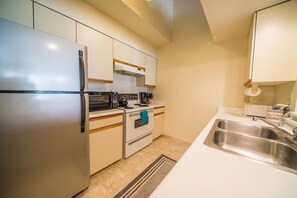 冰箱、微波炉、烤箱、炉灶