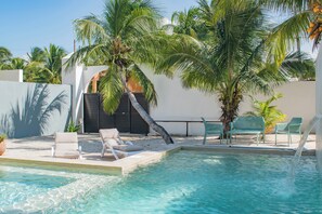 Outdoor pool - Coastal Casual Bliss: Beach + Pool + Rooftop Deck + Generator + Fast Internet (puerto chelem)