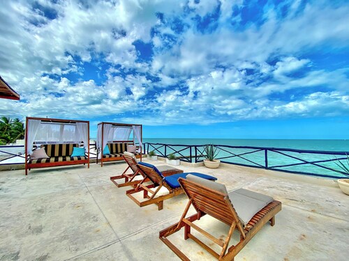 Coastal Casual Bliss: Beach + Pool + Rooftop Deck + Generator + Fast Internet