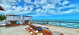 Coastal Casual Bliss: Beach + Pool + Rooftop Deck + Generator + Fast Internet