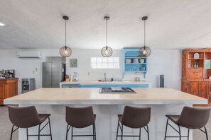 JÀÀkaappi, mikroaaltouuni, uuni, liesi