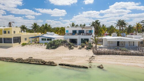 Coastal Casual Bliss: Beach + Pool + Rooftop Deck + Generator + Fast Internet