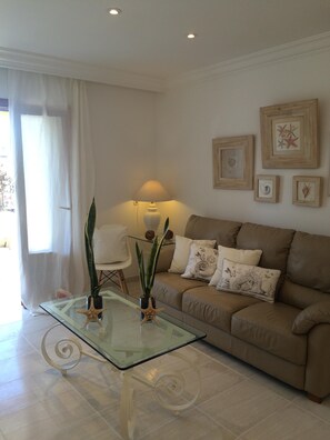 Fernseher, Kamin, Stereoanlage