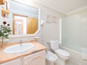 Baignoire, sĂšche-cheveux, bidet, serviettes fournies