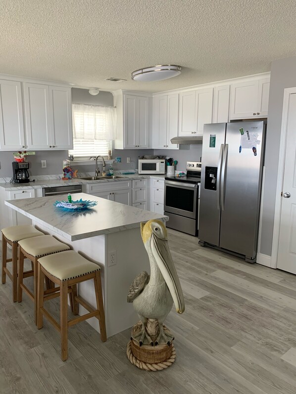 Jääkaappi, mikroaaltouuni, uuni, liesi