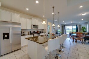 Geladeira, micro-ondas, cooktop, lava-louƧas