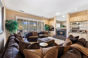 Smart-TV, Kamin, DVD-Player, Tischtennisplatte