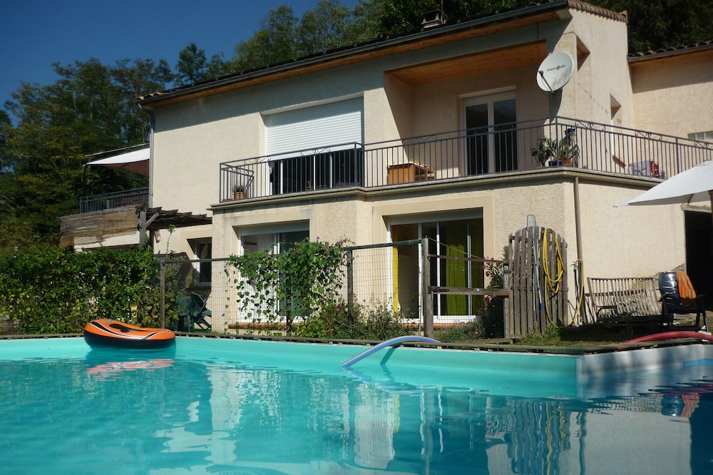 Apartment with pool near to the Ariege valleys
