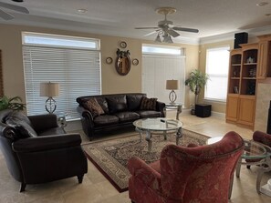 Een televisie en een dvd-speler