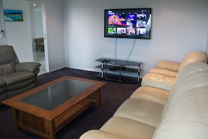 Smart-TV, Videospielkonsole, Netflix, DVD-Player