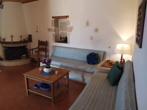 TV, fireplace, DVD player, books