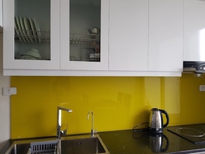 Refrigerador, microondas, parrilla de estufa y tetera eléctrica