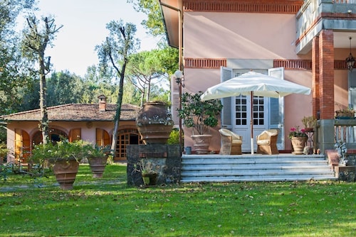 Holiday Home for 5 People, Garden, 500m till Sea, A/C, WIFI, near Forte dei Marmi