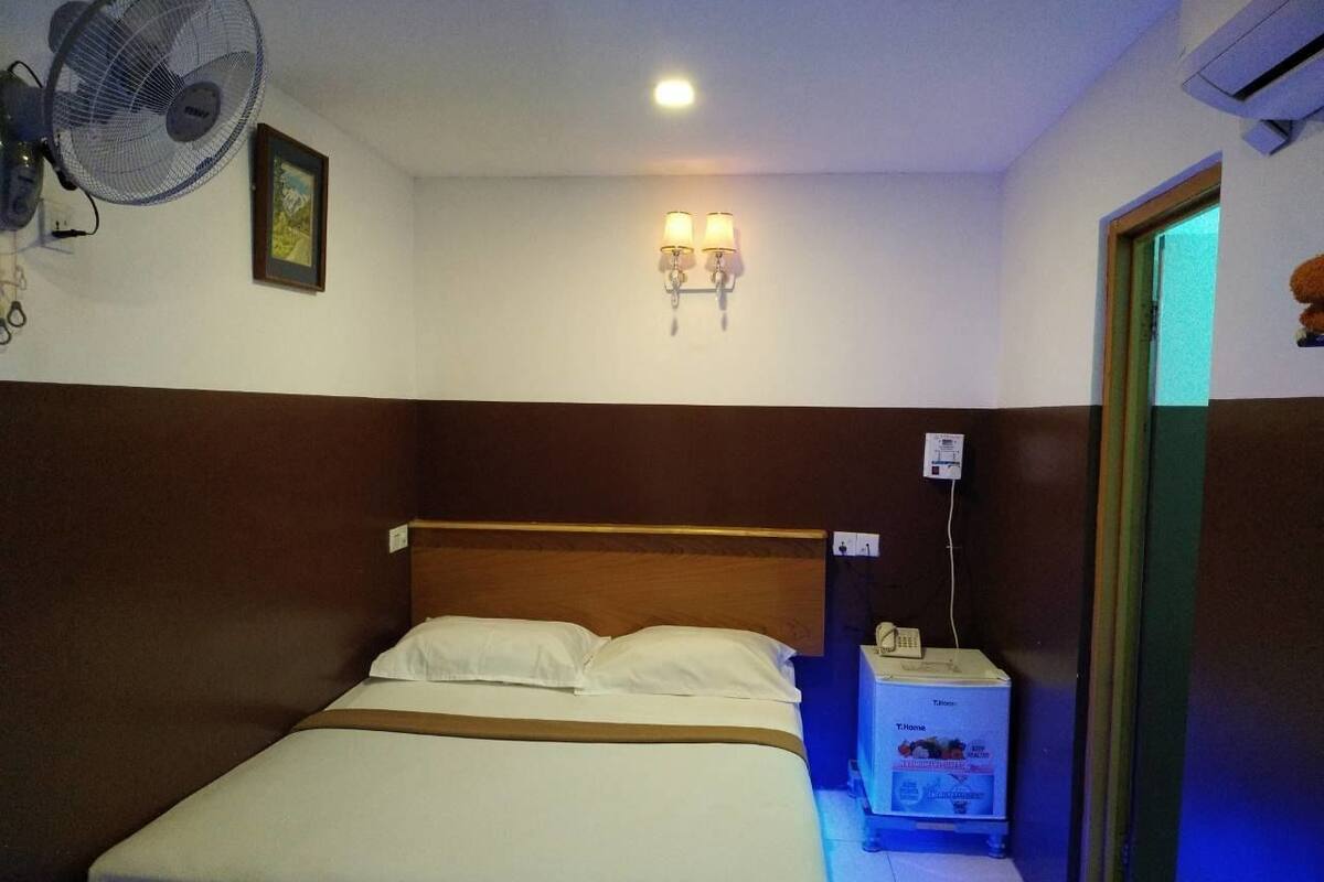 Standard Double Room | Desk, WiFi (free)