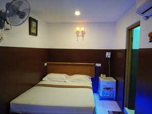Desk, free WiFi - Diamond Guest House (Yangon)