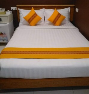 Standard Double Room | Desk, free WiFi - Diamond Guest House (Yangon)