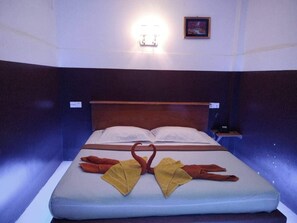 Standard Double Room | Desk, free WiFi - Diamond Guest House (Yangon)