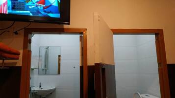 Shower, free toiletries, towels