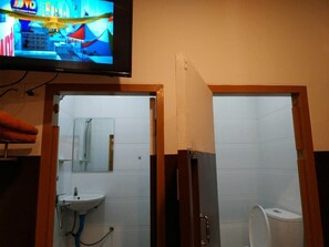 Shower, free toiletries, towels - Diamond Guest House (Yangon)