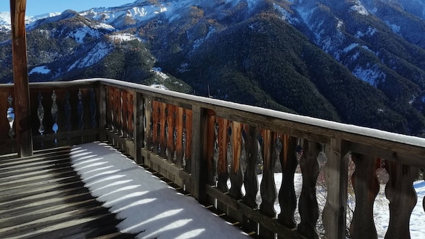 A wooden balcony with a view of snow-covered mountains. - Charming 2-bedroom half chalet with terrace, Pra Loup (Pra-Loup)