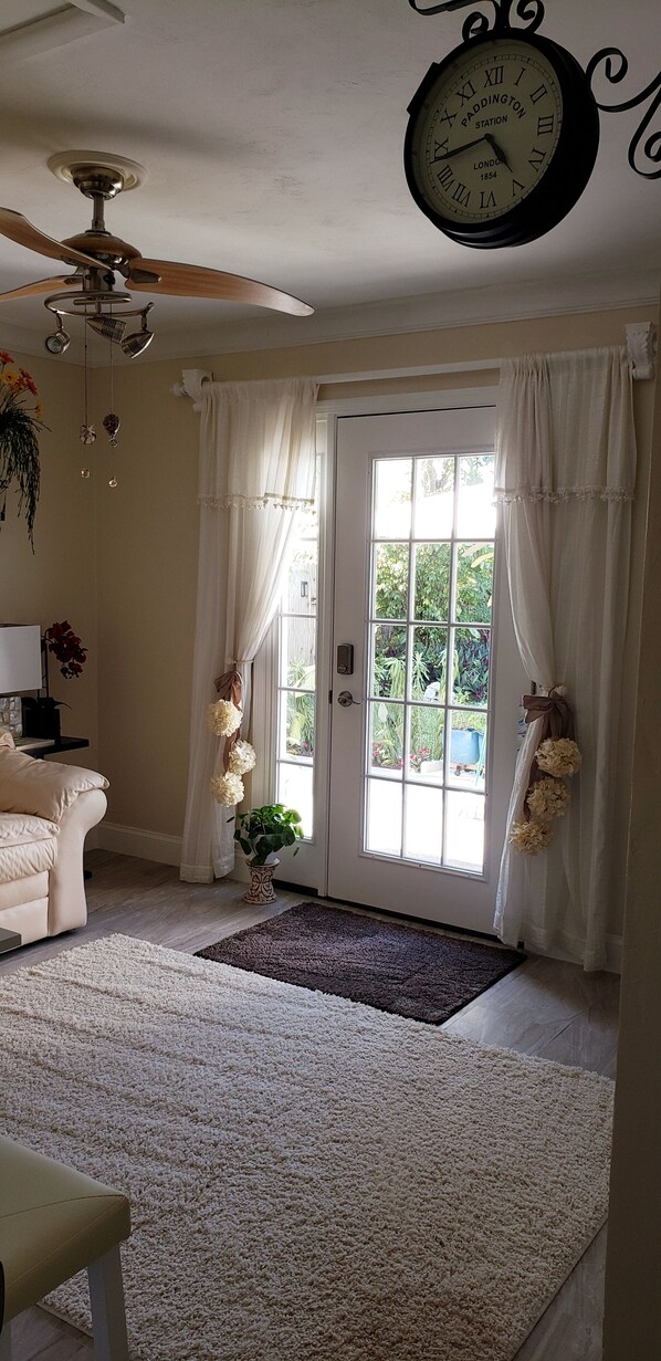 Interior - ♡♡Private Entry - EUROPEAN HOSPITALITY♡♡ (Naples)