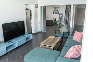 TV connectée, jeux vidéo, table de tennis de table, livres