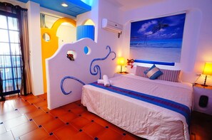 Desk, blackout drapes, rollaway beds, free WiFi - Beach Love Homestay (Hengchun)