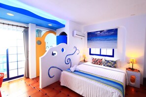 Desk, blackout drapes, rollaway beds, free WiFi - Beach Love Homestay (Hengchun)