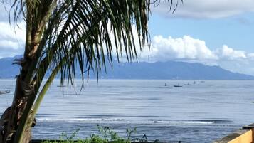 Plage, chaises longues