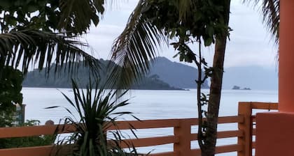 Entspannende Strandwohnung mit Blick auf die Berge und die Insel.