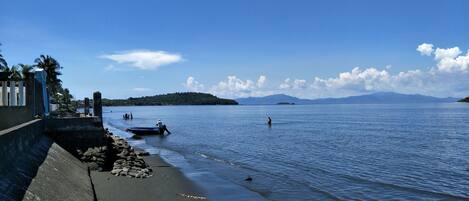 Plage, chaises longues