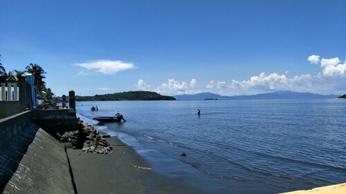 Relaxing beach side condo with mountain and island views.
