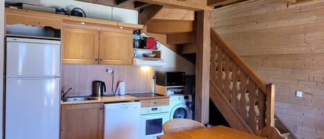 Frigorífico, microondas, horno y placa de cocina