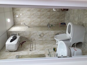 Dusche, Haartrockner, Bidet, Handtücher