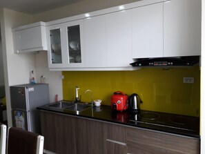 Jääkaappi, mikroaaltouuni, liesi, vedenkeitin