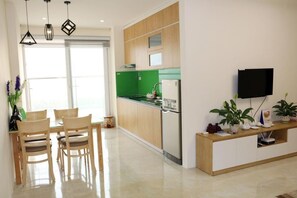 Jääkaappi, mikroaaltouuni, liesi, vedenkeitin