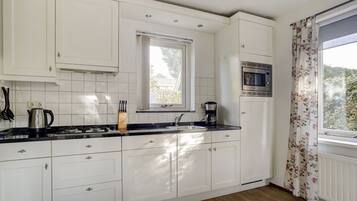 Een oven, een vaatwasser