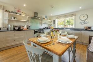 Microwave, dishwasher, coffee/tea maker, highchair - Wigeon, Thornham, Norfolk (Hunstanton)
