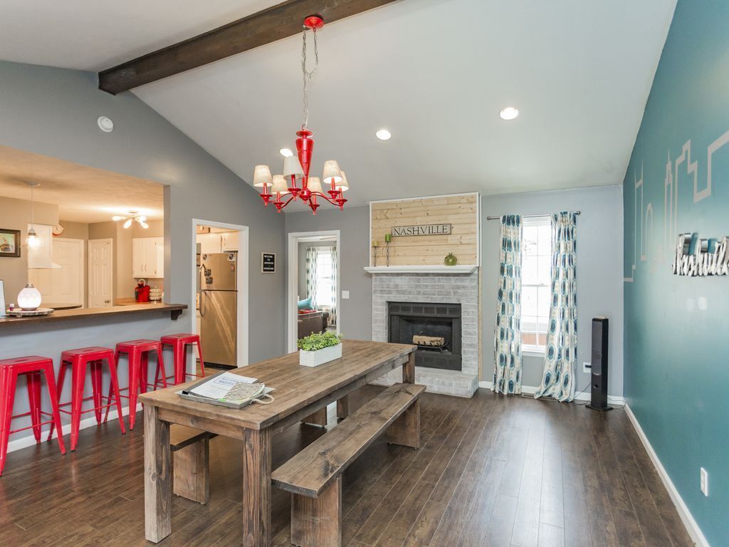 Renovated 3BR/2BA, 9 beds, Firepit, Bar & Hot Tub!