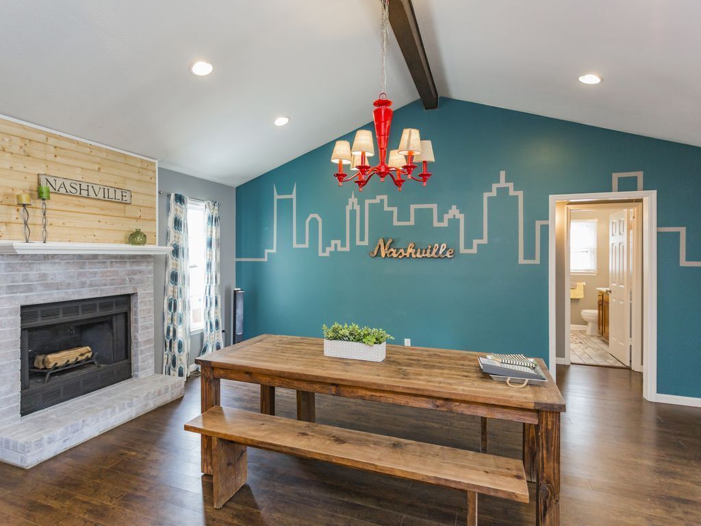 Renovated 3BR/2BA, 9 beds, Firepit, Bar & Hot Tub!