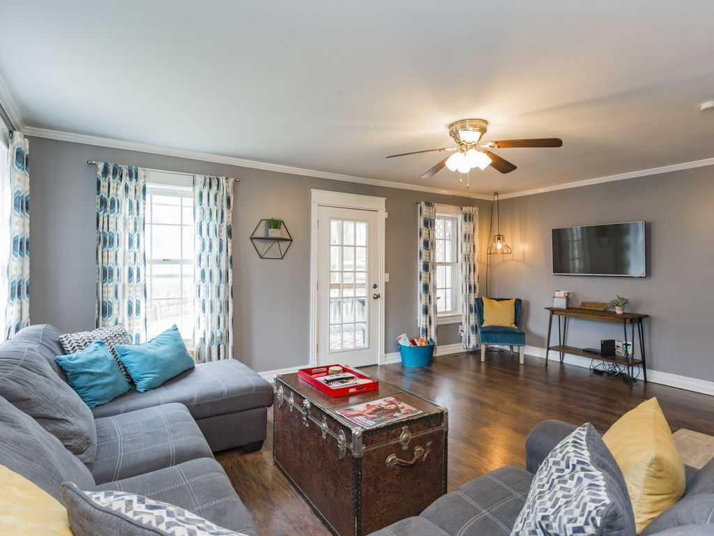 Renovated 3BR/2BA, 9 beds, Firepit, Bar & Hot Tub!