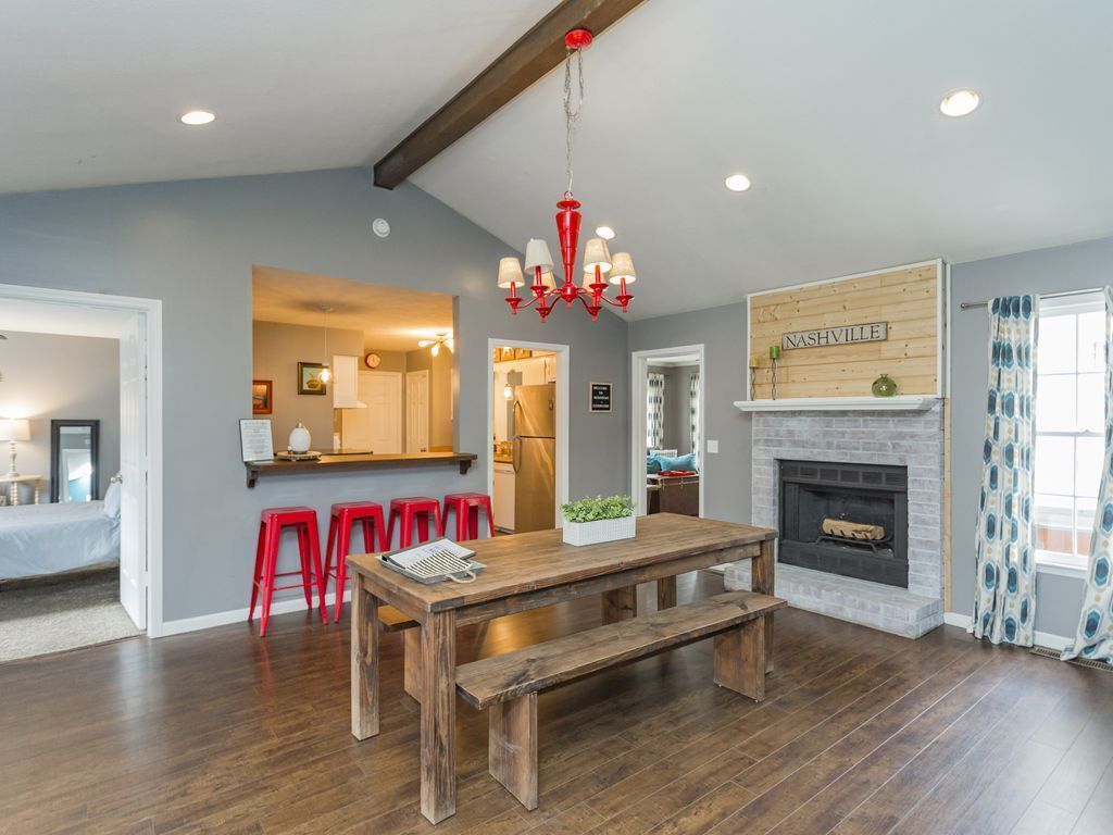 Renovated 3BR/2BA, 9 beds, Firepit, Bar & Hot Tub!