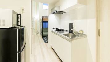 Standard Room | Private kitchen | Full-size fridge, microwave, stovetop, electric kettle