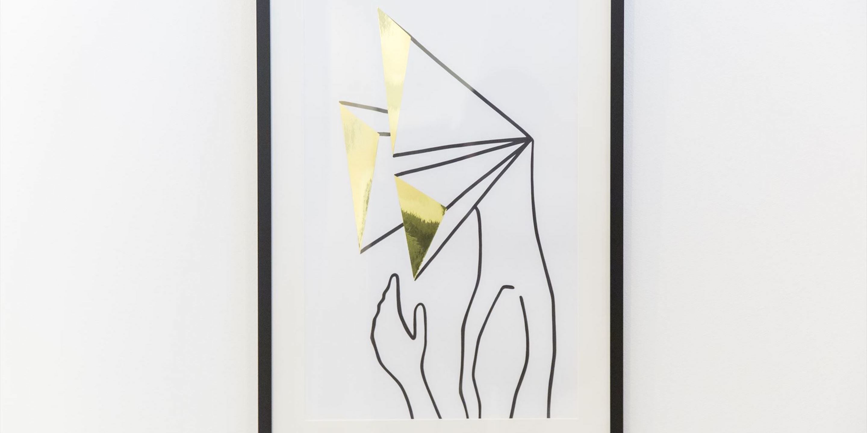 Una obra de arte abstracta enmarco con formas geométricas y la silueta de una mano.