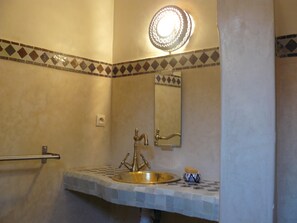 Shower, towels, soap, toilet paper - Riad Marhaba Pool / WIFI (Marrakech)