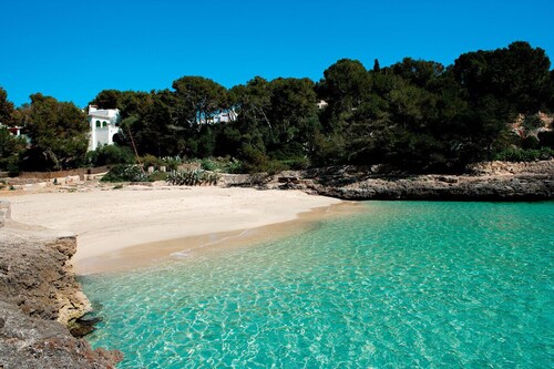 VILLA LUCA DE CONCEPTION CONTEMPORAINE DANS LA VILLE DE STYLE IBIZAN EMBLÉMATIQUE CALA D´OR.